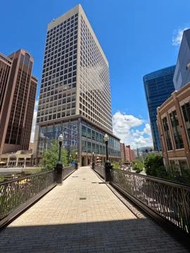 Looking Down a Walkway Toward a Large Business Building in a Downtown City Foto stock