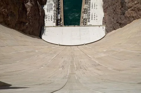 Looking Down Wall of Hoover Dam at Colorado River Foto stock