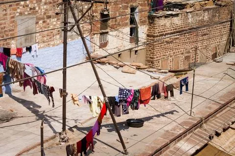 Looking down on washing line filled with clothes in Jodhpur Foto stock