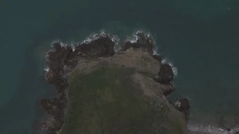 Looking down as waves crash on granite rocks Stock Footage 288743777