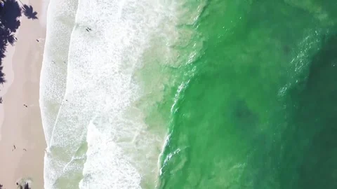 Looking down at waves crashing on Yarra Beach, Trinidad 스톡 동영상 249272859