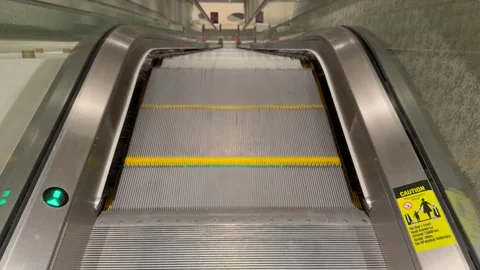  looking downstairs in front of a long escalator with glass side walls Vídeos de archivo 318512401