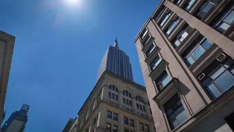 Looking Up at the Empire State Building Framed by Historic Midtown Buildings Vídeos de archivo 340870172