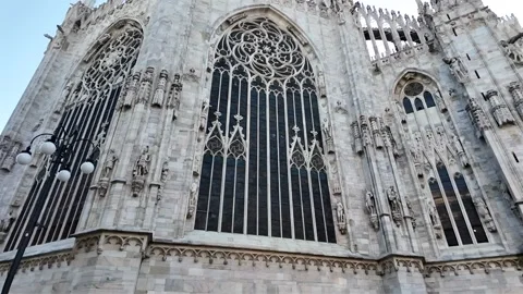 Looking at the Facade and Door of Milan Cathedral Stockbeeldmateriaal 314583882