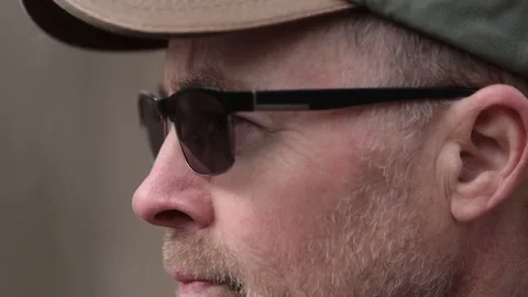 Looking 動画素材 104975993