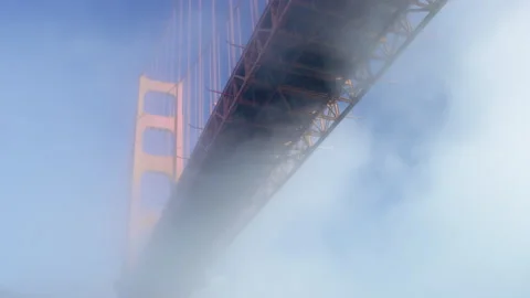 Looking up at Golden Gate Bridge from undernath bridge on lovely foggy morning 스톡 동영상 242829305