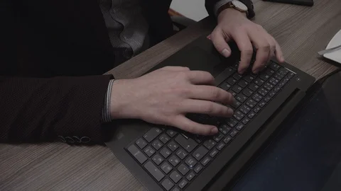 Looking at hands working on a laptop in the office 库存影片 104108772
