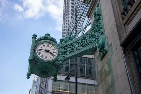 Looking up at the iconic Great Clock of Marshall Field. Foto stock