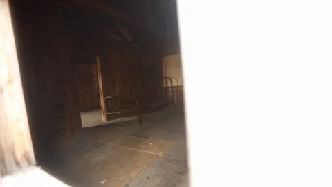 Looking inside an abandoned home on and island Vídeo Stock 107614541
