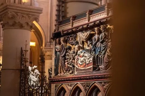 Looking at the internal architecture of the Notre dame de Paris with archways 스톡 사진