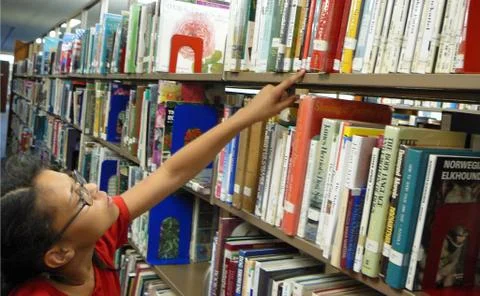 Looking for a Library Book Stock-Fotos