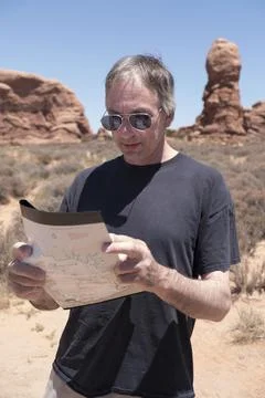 Looking at map to prepare for desert hike Stock-Fotos