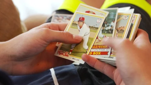 Looking at Old Baseball Cards Closeup Vidéo 103278694
