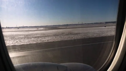 Looking out Airplane Stockbeeldmateriaal 84711242