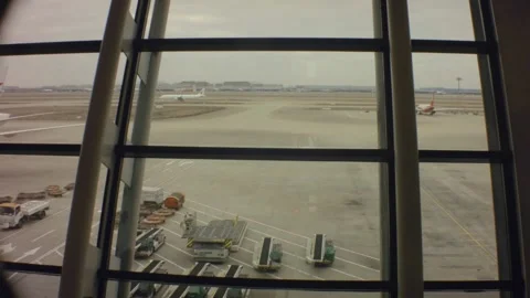Looking out to the apron runway with cranes and repairing flights airplanes 스톡 동영상 157967639