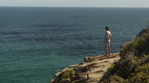 Looking out from the edge of a rock at The Point, Mossel Bay. Vídeo Stock 57978411
