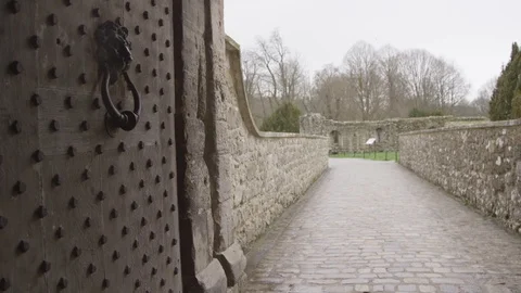 Looking out the front door gates of Leeds castle in Maidstone Stock Footage 126548641