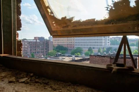 Looking Out an Old Dirty Window at a City Skyline in Newark New Jersey Foto stock