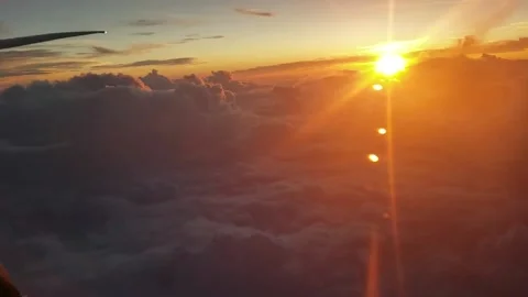 Looking Out Of A Plane Window While The Plane Flys Through The Clouds 库存影片 177511140