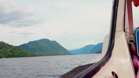 Looking out from the stern of a fast moving motor boat to it's large bright 스톡 동영상 277999810