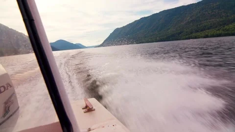 Looking out from the stern of a fast moving motor boat to it's large bright 스톡 동영상 277999973