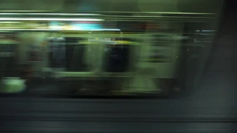 Looking out the window of the subway while another subway zooms past Vidéo 82367355