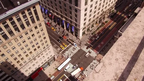 Looking over building edge at NYC traffic below Video stock 80089358