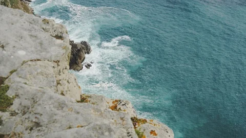 Looking over a cliff into the blue sea. Cape Point, South Africa. Vídeo Stock 127847448