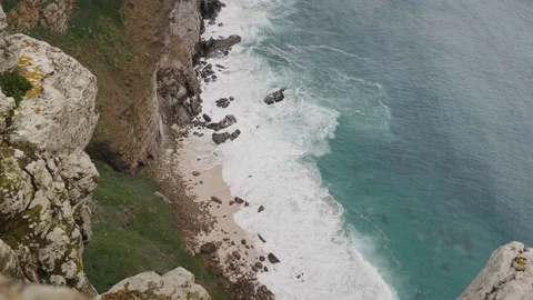 Looking over a cliff into the sea. Cape Point, South Africa. Vídeo Stock 127846944