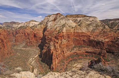 Looking Over the Edge in to a Deep Canyon Фото