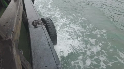 Looking over edge of small boat with water splashing Видео 287592196