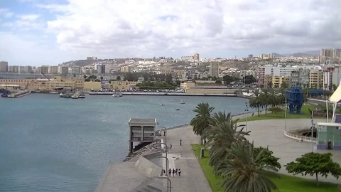 Looking at the port Stockbeeldmateriaal 79605756