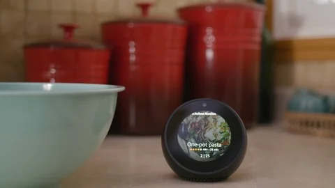 Looking at Recipes on Screen of Amazon Smart Speaker Vídeo Stock 99151204