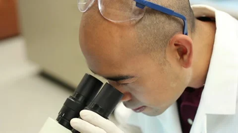 Looking in scope removing goggles Video stock 8979099