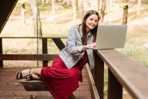 Looking at the screen with a smile. Foto stock