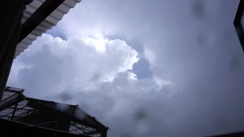 Looking at the sky looking after an intense rain with the lens with blurred 動画素材 164620164