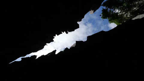 Looking up at sky from narrow passage at Shilin Stone Forest, camera spinning 库存影片 329466879
