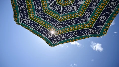 Looking at the sky from under the beach sun  umbrella Vídeo Stock 109014278
