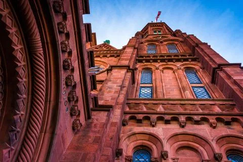 Looking up at the smithsonian castle, in washington, dc. Foto stock