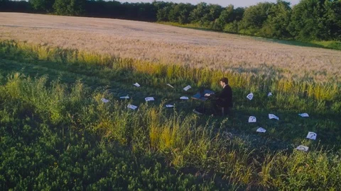 Looking for solution. Young businessman with elegant suit and briefcase working Vídeo Stock 92992888