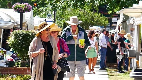 Looking south on the sidewalk  at the winter park art fest. Stock Footage 236316904