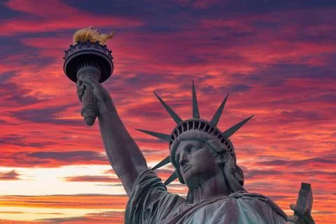 Looking up at the Statute of Liberty 库存照片