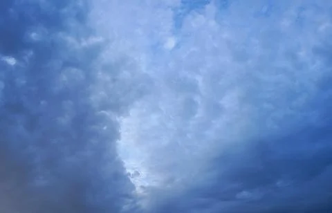 Looking up at stormy clouds 库存照片