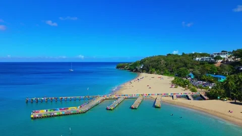 Looking straight down from a drone at the beautiful patterns of clear water Vidéo 340213887