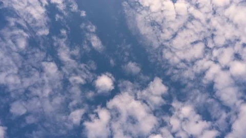 Looking straight up at white puffing clouds moving quickly through a blue sky. Vídeos de archivo 150049764