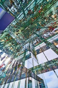 Looking up in Summit One skyscraper endless mirror reflections tourists Foto stock