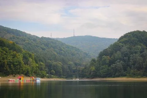 Looking at the surface of a large and beautiful mountain lake Foto stock