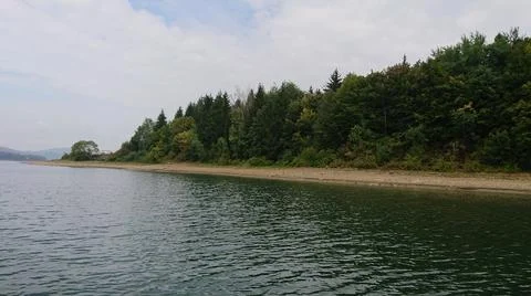 Looking at the surface of a large and beautiful mountain lake Foto stock