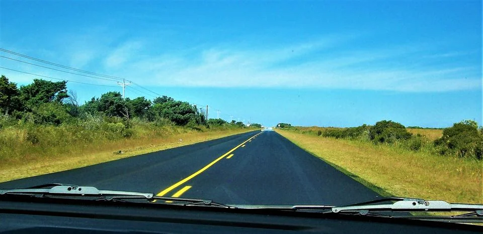 LOOKING THROUGH CAR  WINDSHIELD Fotos Stock