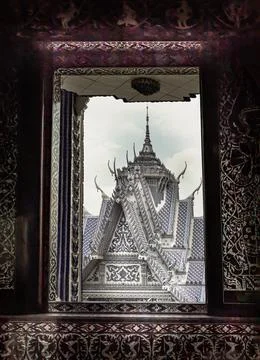 Looking through a dark, intricately patterned portal, the eye is drawn to t.. Foto stock